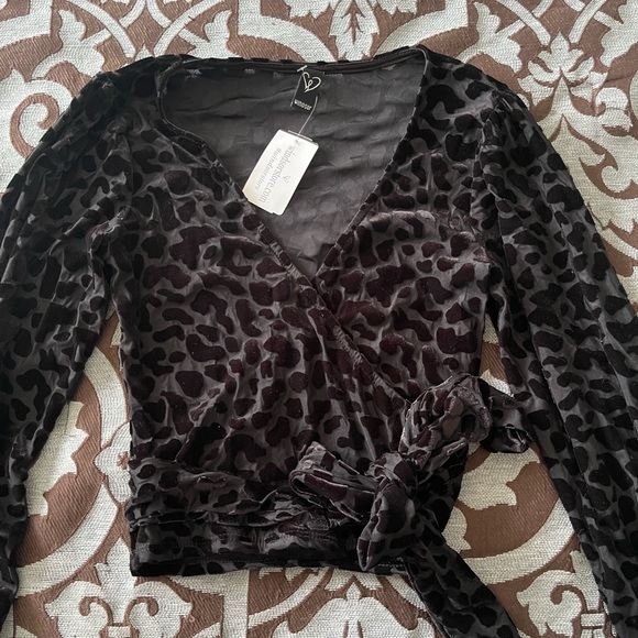 WINDSOR GOING OUT TOP - Picture 2 of 4